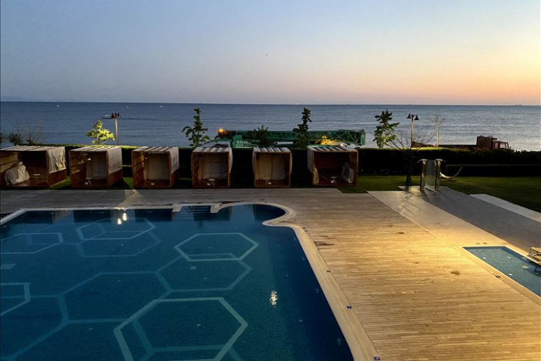 Cam Havuz Crowne Plaza Florya