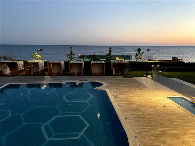 Cam Havuz Crowne Plaza Florya