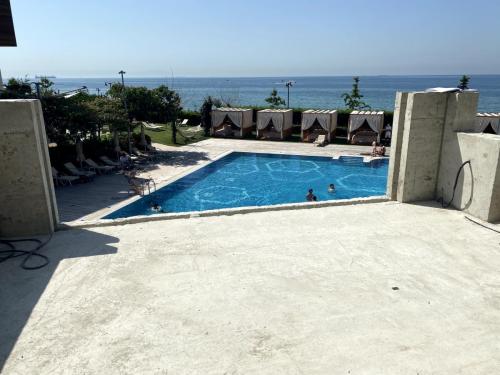 Florya Crowne Plaza Cam Havuz